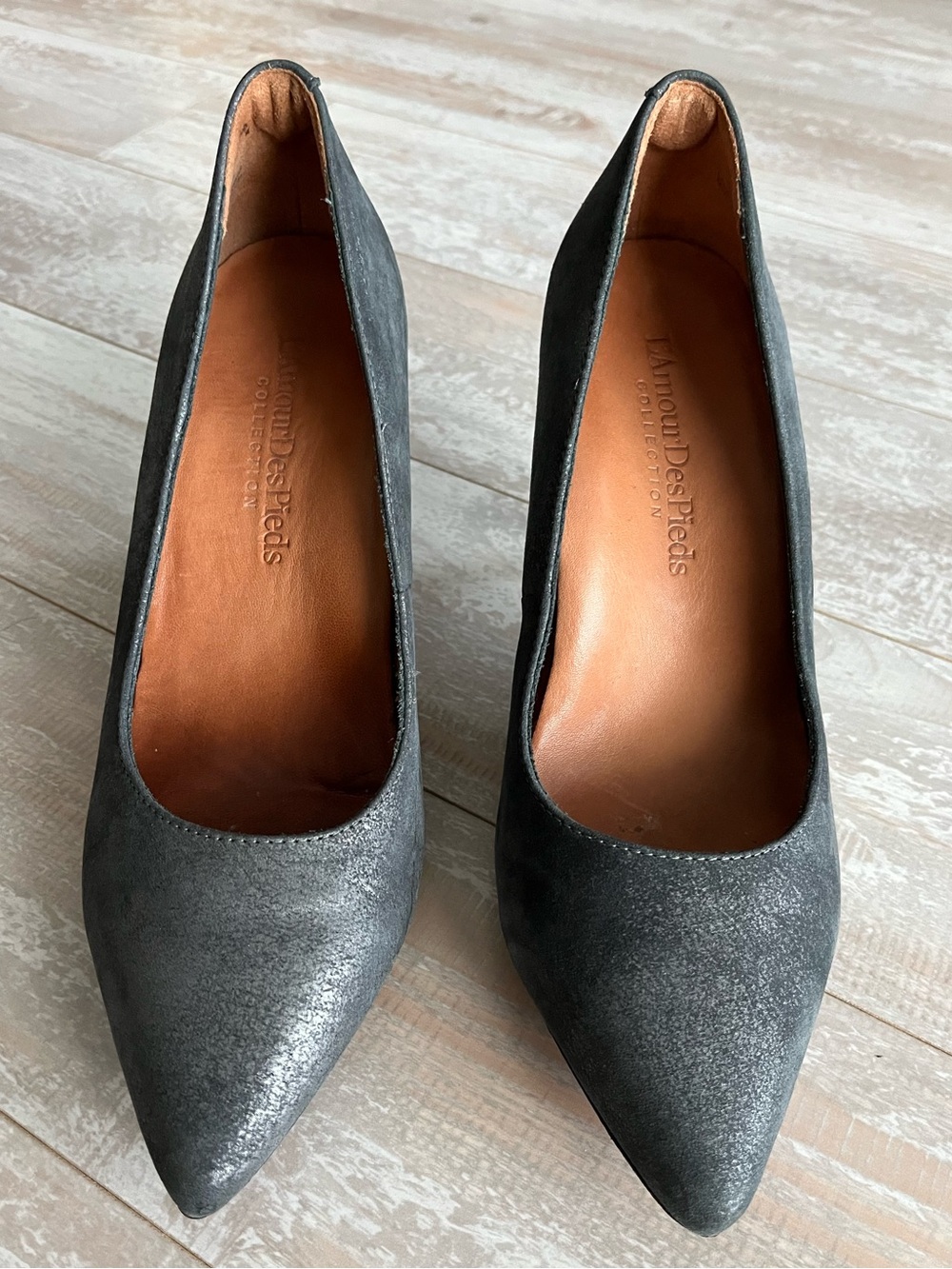 L’Amour DesPieds Charcoal Leather w/Subtle Metallic Pointed-Toe Pumps 7M